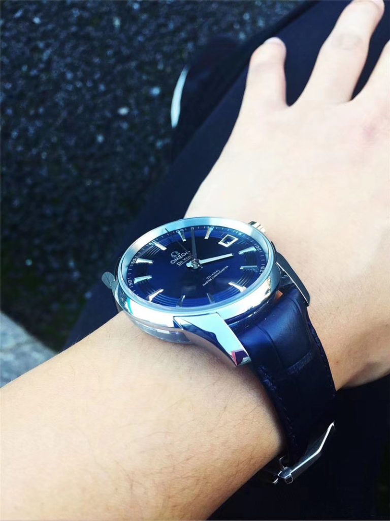 馬總戴著239萬的手表帶著女兒現身機場