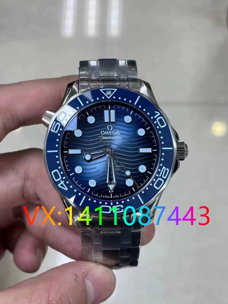 VS廠海馬300米細節全解析：冰藍面8800機芯對比