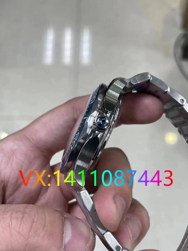 VS廠海馬300米細節全解析：冰藍面8800機芯對比