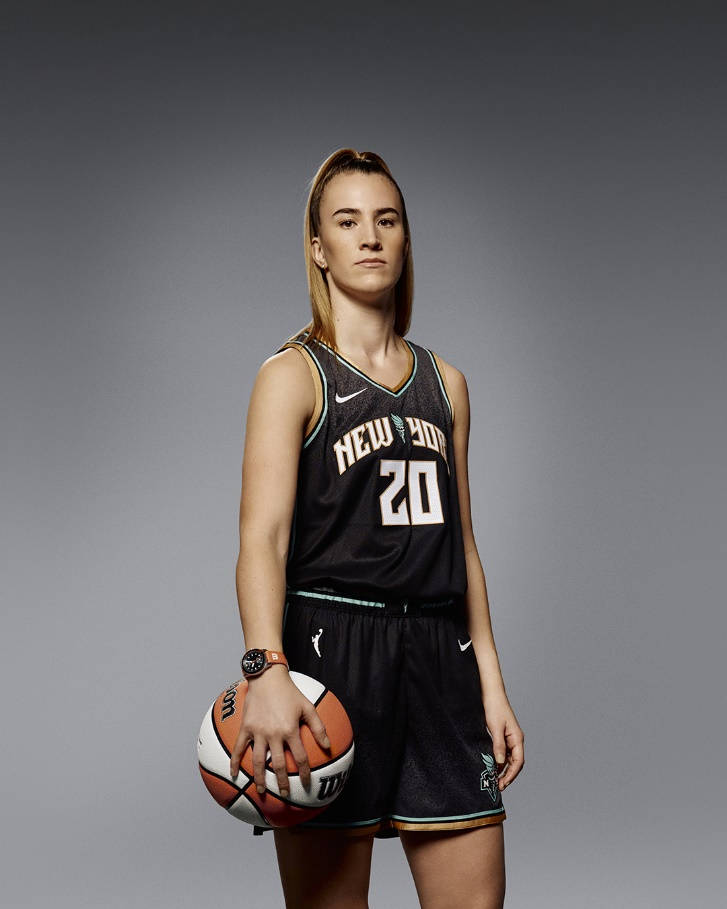 女子籃球運動員薩布麗娜·約內斯庫躋身天梭品牌形象大使行列，共同展現賽場魅力！