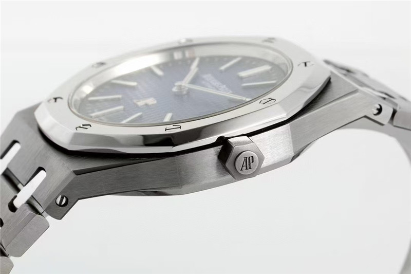 ZF鈦金屬版愛彼15202對比ZF工廠愛彼15400復刻表的細節突破