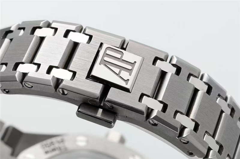 ZF鈦金屬版愛彼15202對比ZF工廠愛彼15400復刻表的細節突破