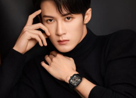 檀健次與 Rado 瑞士雷達表 True Square 真我系列 “黑方” 腕表：共鑒紳士品格