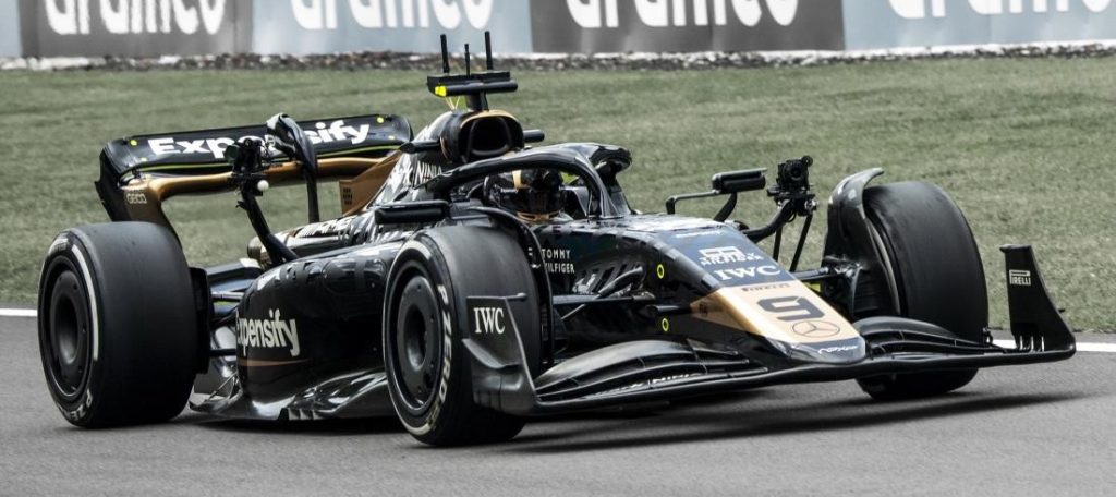 《F1?：狂飆飛車》燃爆全國，IWC 萬國表攜手 APXGP 車隊閃耀登場